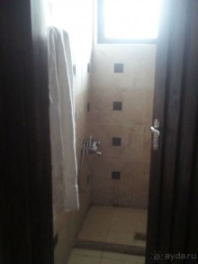 в нашем номере. Дверь не открывается т.к. за ней раковина. Шторки нет.