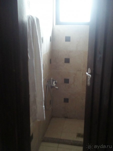 в нашем номере. Дверь не открывается т.к. за ней раковина. Шторки нет.