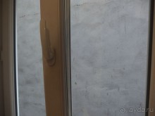 вид из окна на стену.