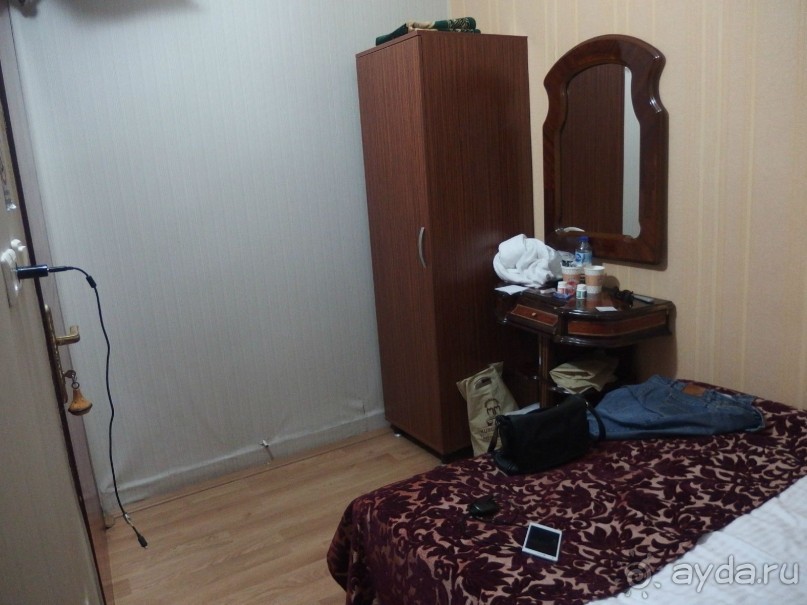 одна розетка и высоко.