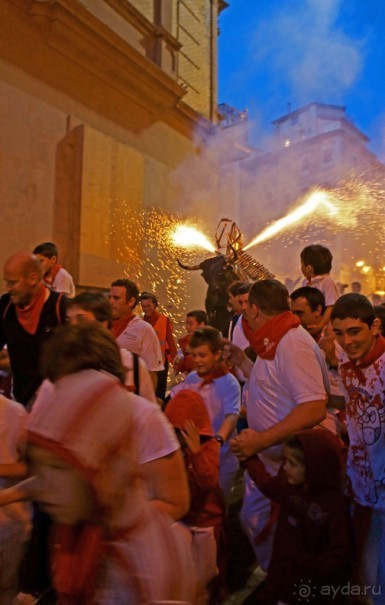 Огненный бык фестиваля Сан Фермин (Pamplona, Spain)