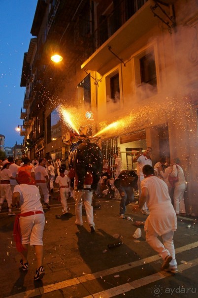 Огненный бык фестиваля Сан Фермин (Pamplona, Spain)