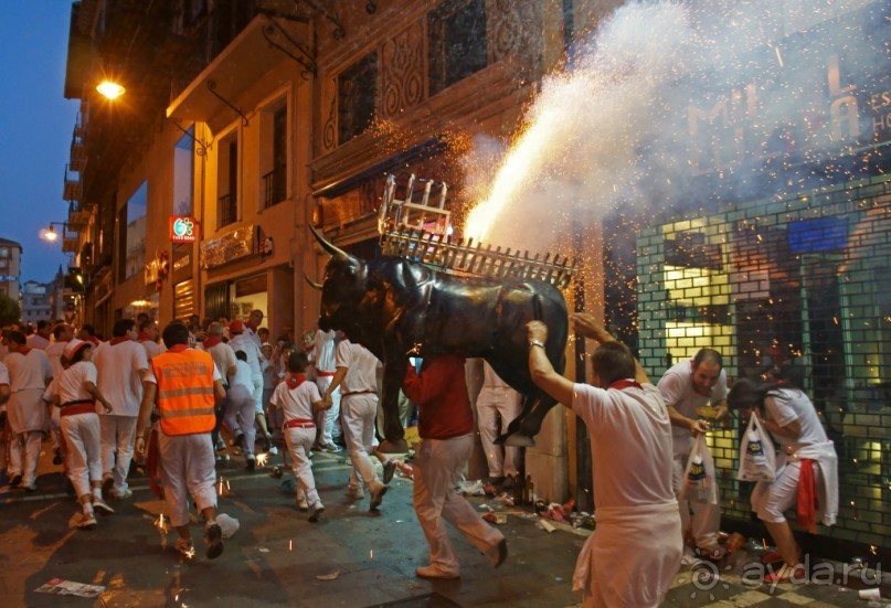 Огненный бык фестиваля Сан Фермин (Pamplona, Spain)