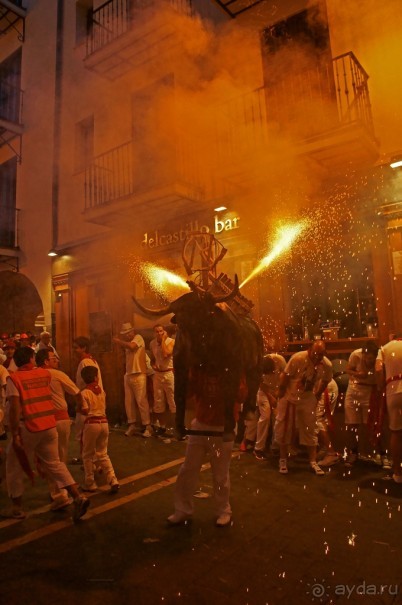 Огненный бык фестиваля Сан Фермин (Pamplona, Spain)