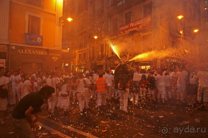 Огненный бык фестиваля Сан Фермин (Pamplona, Spain)