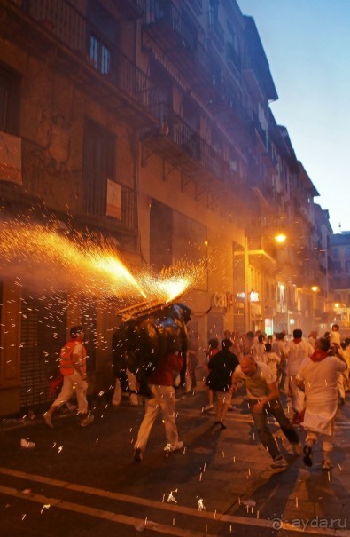 Огненный бык фестиваля Сан Фермин (Pamplona, Spain)