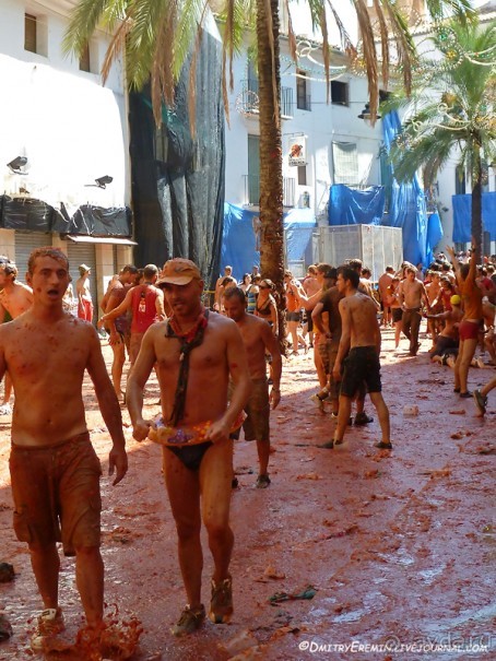 Море кетчупа… Томатина 2012 (Bunol, Spain)