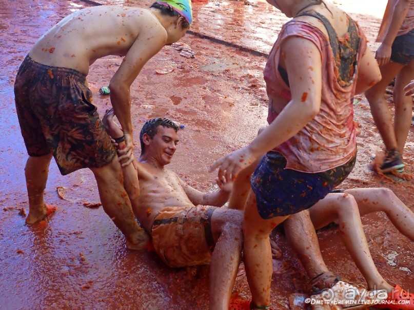 Море кетчупа… Томатина 2012 (Bunol, Spain)