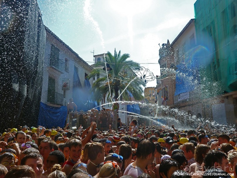 Море кетчупа… Томатина 2012 (Bunol, Spain)