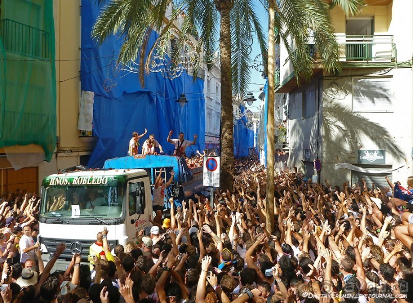 Море кетчупа… Томатина 2012 (Bunol, Spain)