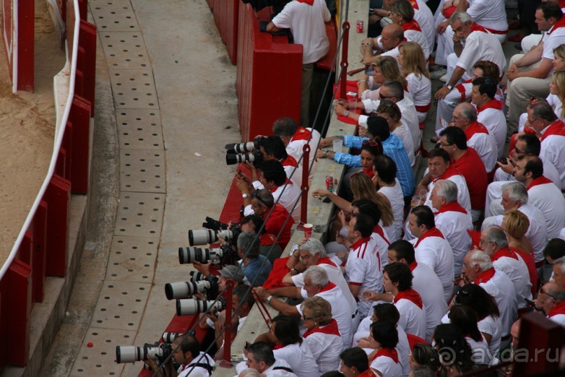 Коррида: вдесятером на одного (Pamplona, Spain)