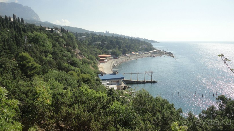 Вид на пляж у санатория Пионер со скалы Панеа.