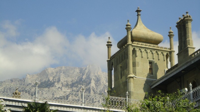 Воронцовский дворец на фоне Ай-Петри 