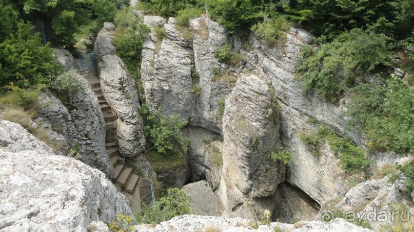 Горловина пещеры Трёхглазка на плато Ай-Петри
