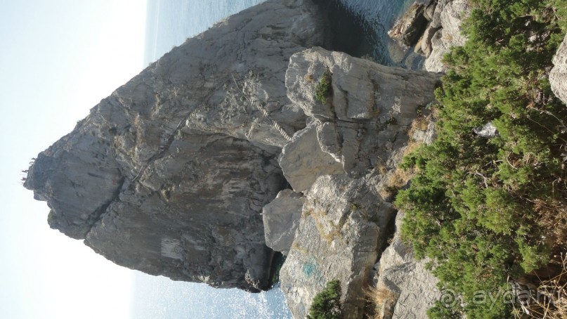 Спуск и лестница к скале Дива