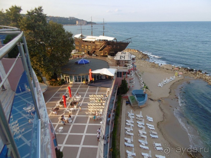 Круглое здание - ресторан отеля. А за мачтами корабля-ресторана вдали виден тот самый щедрый на интернет отель "Palace"