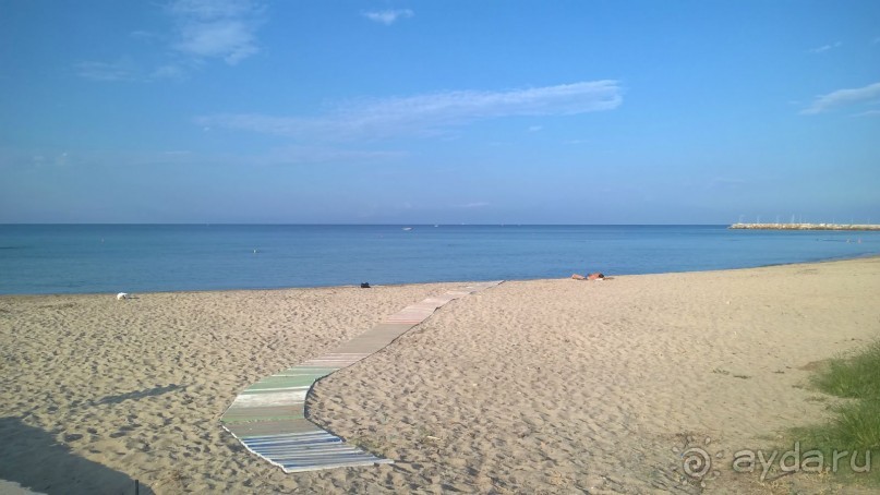 Помосты-коврики во многих местах тут, это удобно - не обжигаешь ноги песком. И везде етсь душ с пресной водой.