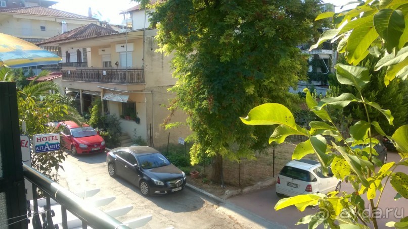 Вид с балкона 2-го этажа на улицу.