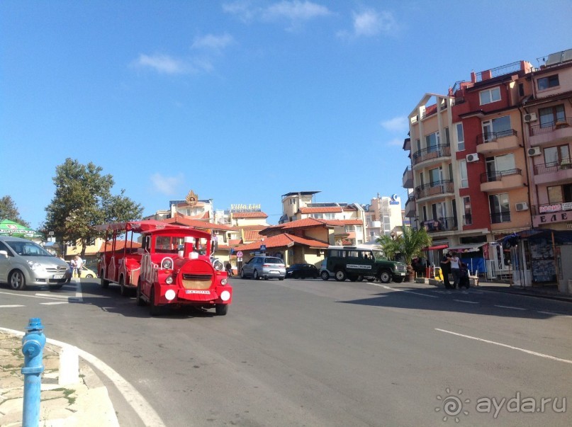 Поезд - влакча, на котором можно проехать по городку и до различных пляжей