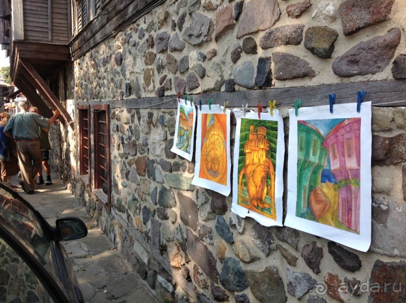 Художники продают свои рисунки на улицах