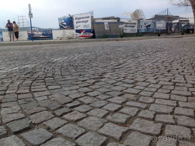 Такая мостовая, попробуй, пройди на каблуках!