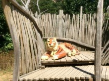 На территории зоопарка много скульптур, посвященных животным...