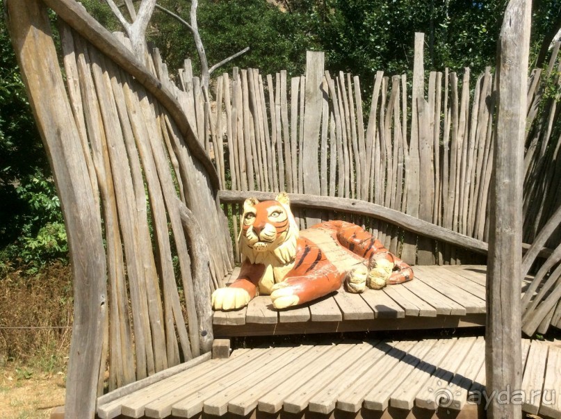 На территории зоопарка много скульптур, посвященных животным...