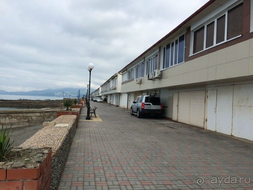 "Апартаменты". Внешне очень напоминают гаражи-боксы, возможно, когда-то так и было. Сейчас все приведено в удобоваримый вид