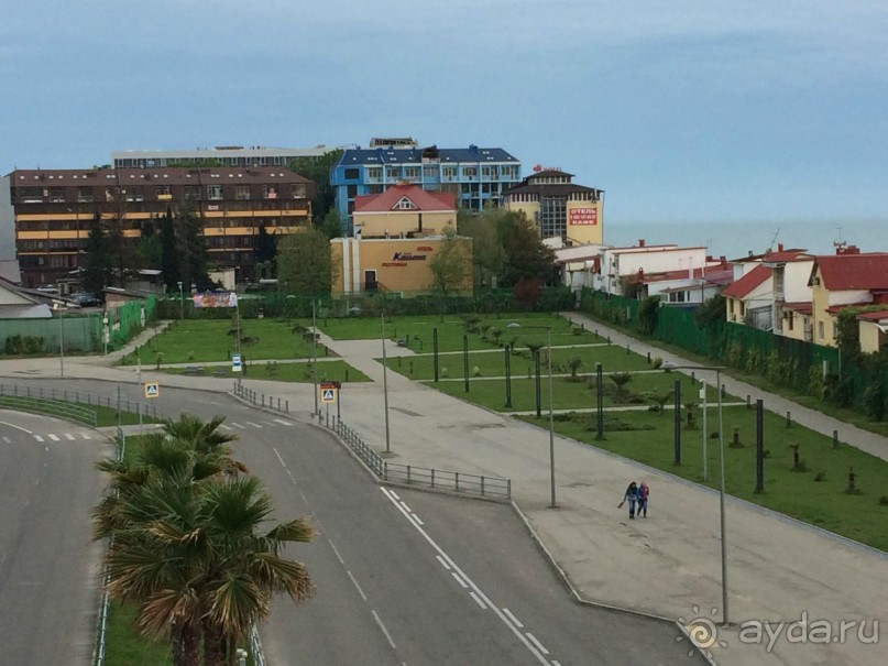 Это вид на отель (желтенькое здание по центру кадра) со стороны вокзала. Вход, правда, не с этой стороны, а с противоположной, пройти можно и слева - вдоль проезжей части, и справа - по набережной.