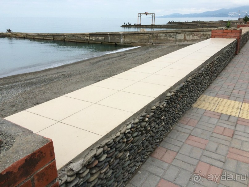 Судя по всему, хозяин каждого домика самостоятельно украшает кусочек парапета напротив своих владений 