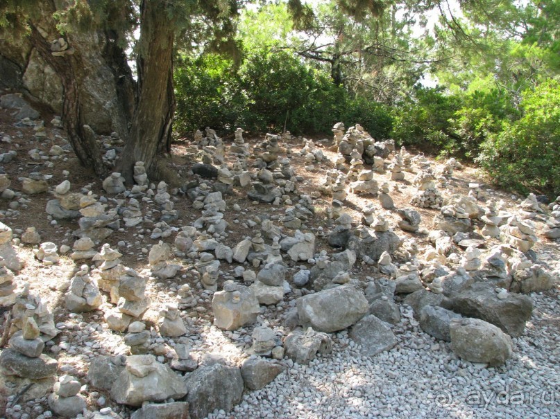 Пирамидки вдоль дорожки к замку