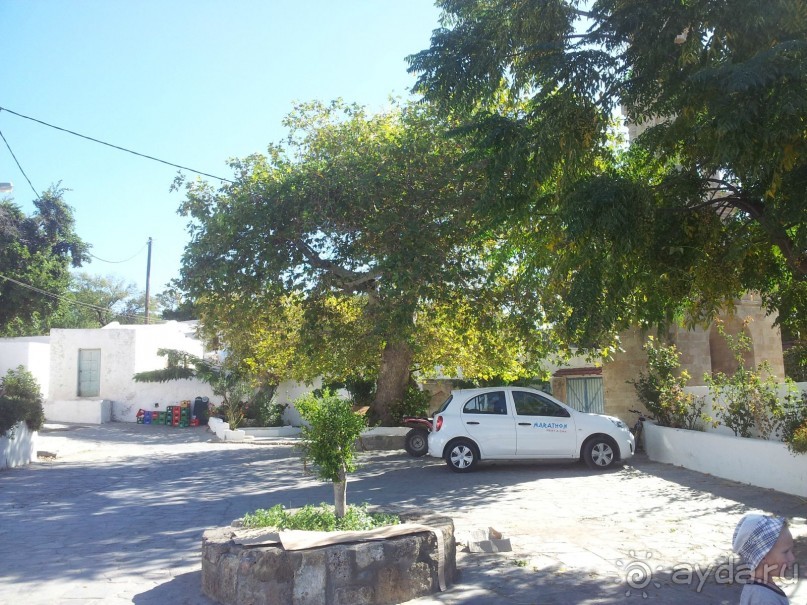 Площадь у таверны "Платанос" в Вати