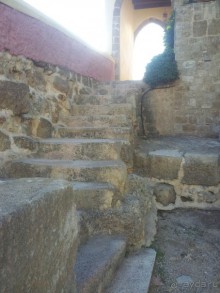 Проход между часовой башней и Мечетью Ибрагима