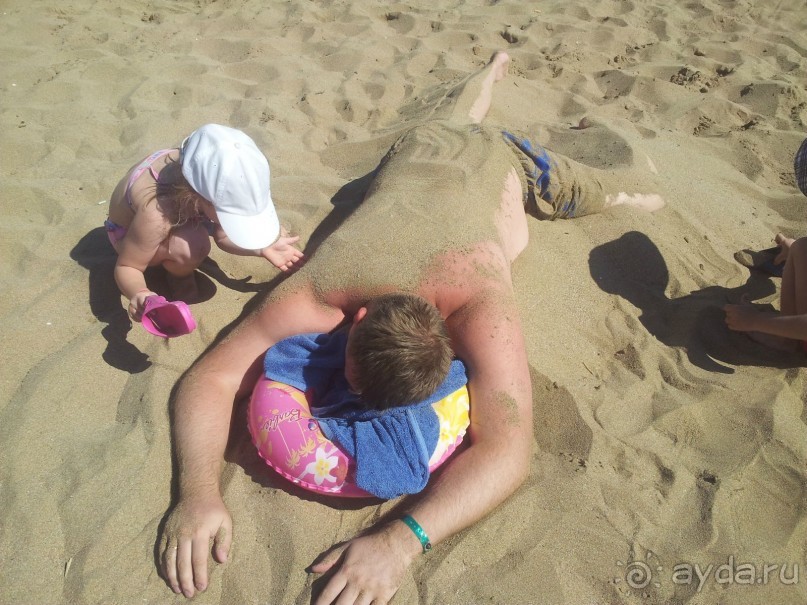 Излюбленное развлечение отцов и детей на всех пляжах мира