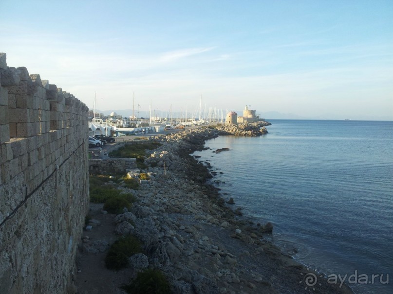 Вид с крепостной стены. Где-то там стоял Колосс Родосский