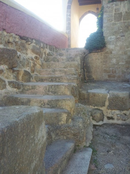 Проход между часовой башней и Мечетью Ибрагима