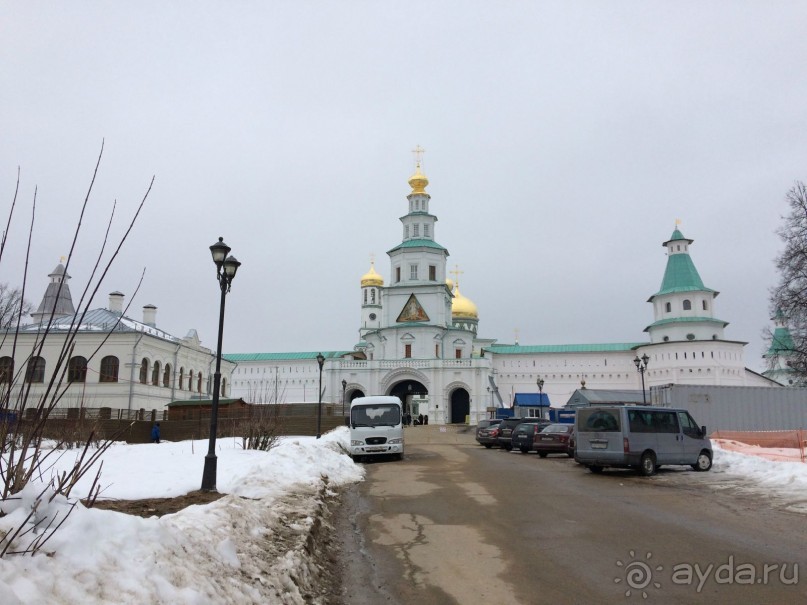 Главный вход в монастырь