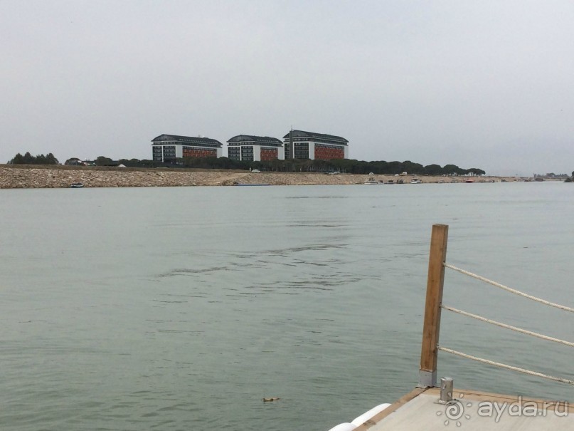 Вид на отель с пляжа