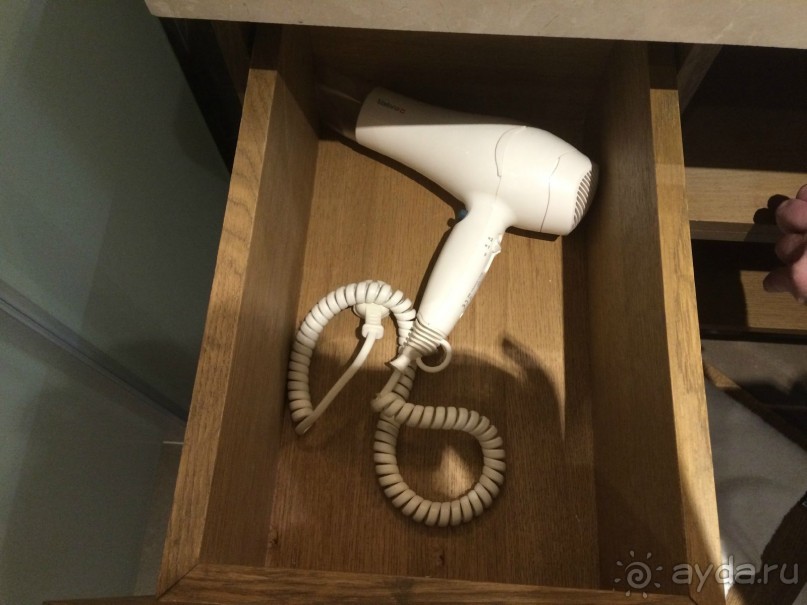 Хороший мощный фен. Можно свой из дома не тащить