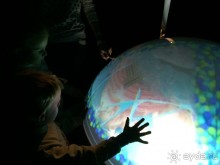 А это показывается, как сперматозоиды атакуют яйцеклетку, и их соотношение размеров.