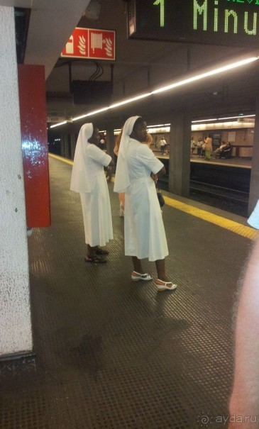 В Римском метро. Черное и белое