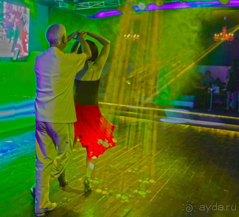 Вот такие вечеринки проходят в баре Квинко. Там можно научиться танцам. 