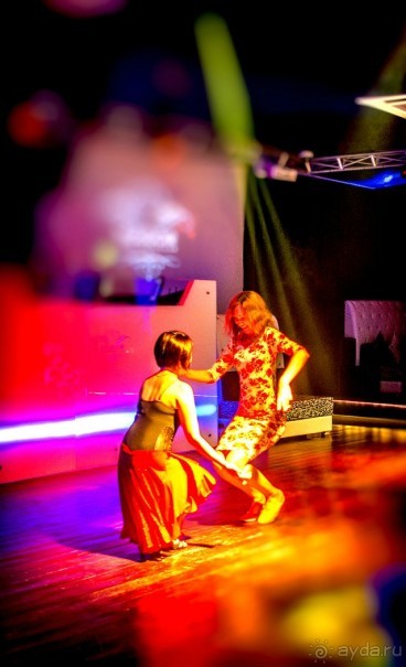 Вот такие вечеринки проходят в баре Квинко. Там можно научиться танцам. 