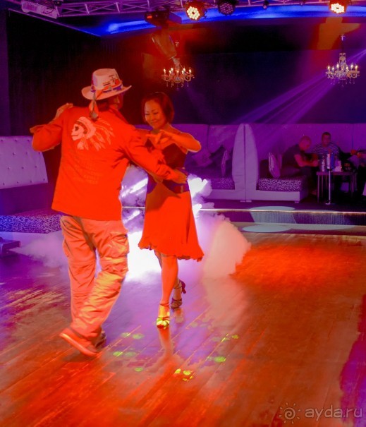 Вот такие вечеринки проходят в баре Квинко. Там можно научиться танцам. 