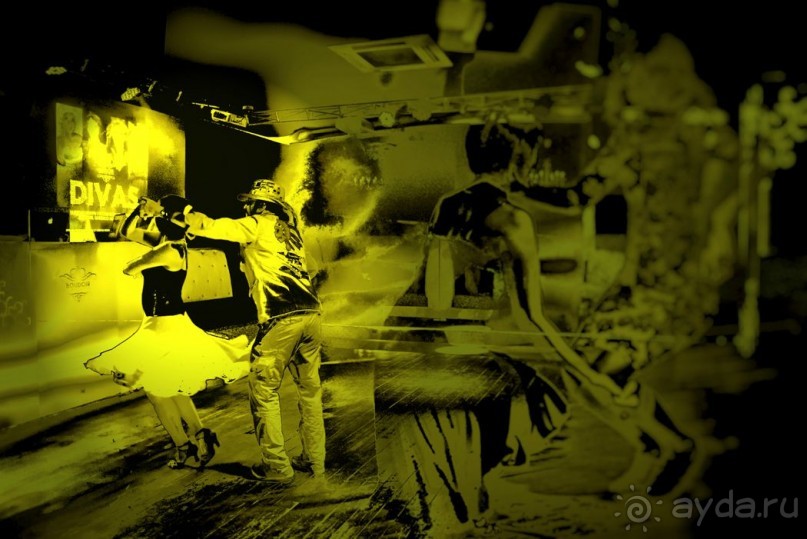 Вот такие вечеринки проходят в баре Квинко. Там можно научиться танцам. 