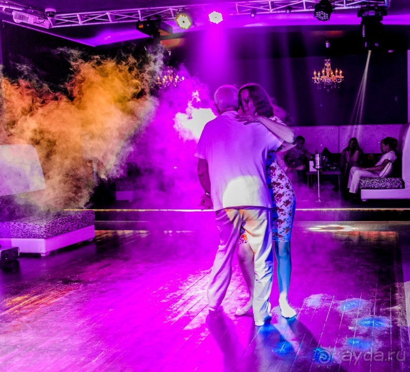 Вот такие вечеринки проходят в баре Квинко. Там можно научиться танцам. 