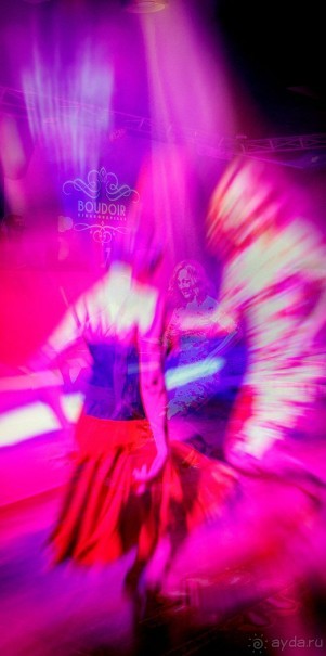 Вот такие вечеринки проходят в баре Квинко. Там можно научиться танцам. 