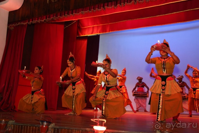 31.12.15 Посещение танцевального шоу в Канди. Это было так здорово!  Не важно, что танцоры не всегда двигались синхронно, не всегда попадали в такт, главное не это, а КАК они это делали и ЧТО они от этого получали неподдельное и искреннее удовольствие!