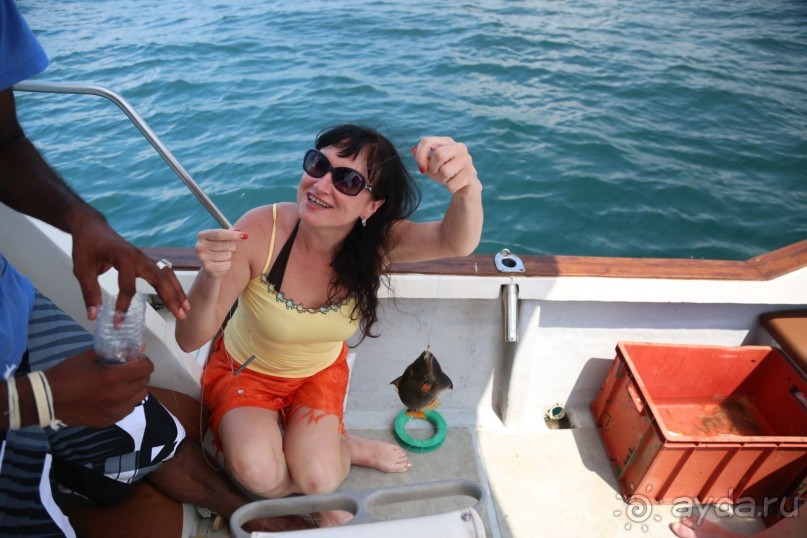 Рыбалка в Индийском океане. Необыкновеная рыбалка в открытом окане! Три попытки выскочить за линию прибоя увенчались успехом! На ужин уже наловили. 