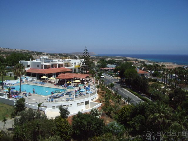 Вид из номера не выходящего к морю.